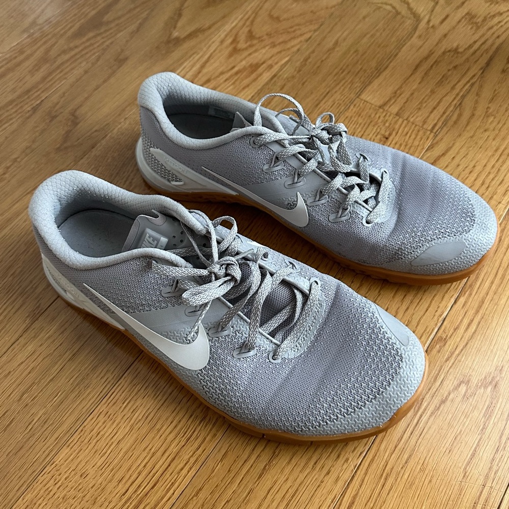 Men’s size 10 Metcom Nike Training sneakers